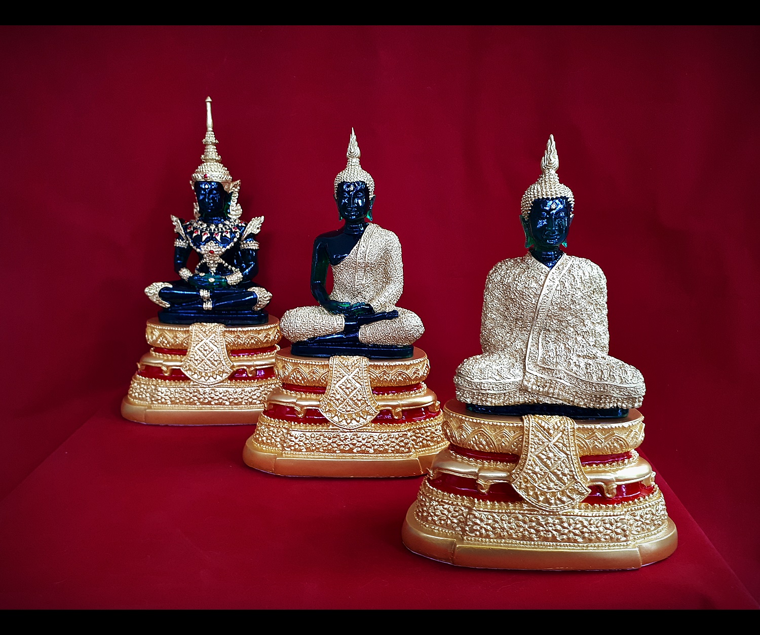 พระแก้วมรกต 3ฤดู ปาง ฤดูหนาว ฤดูร้อน ฤดูฝน พระพุทธรูปขนาดบูชา ขนาด 9นิ้ว เนื้อเรซิ่น ลงสีทอง