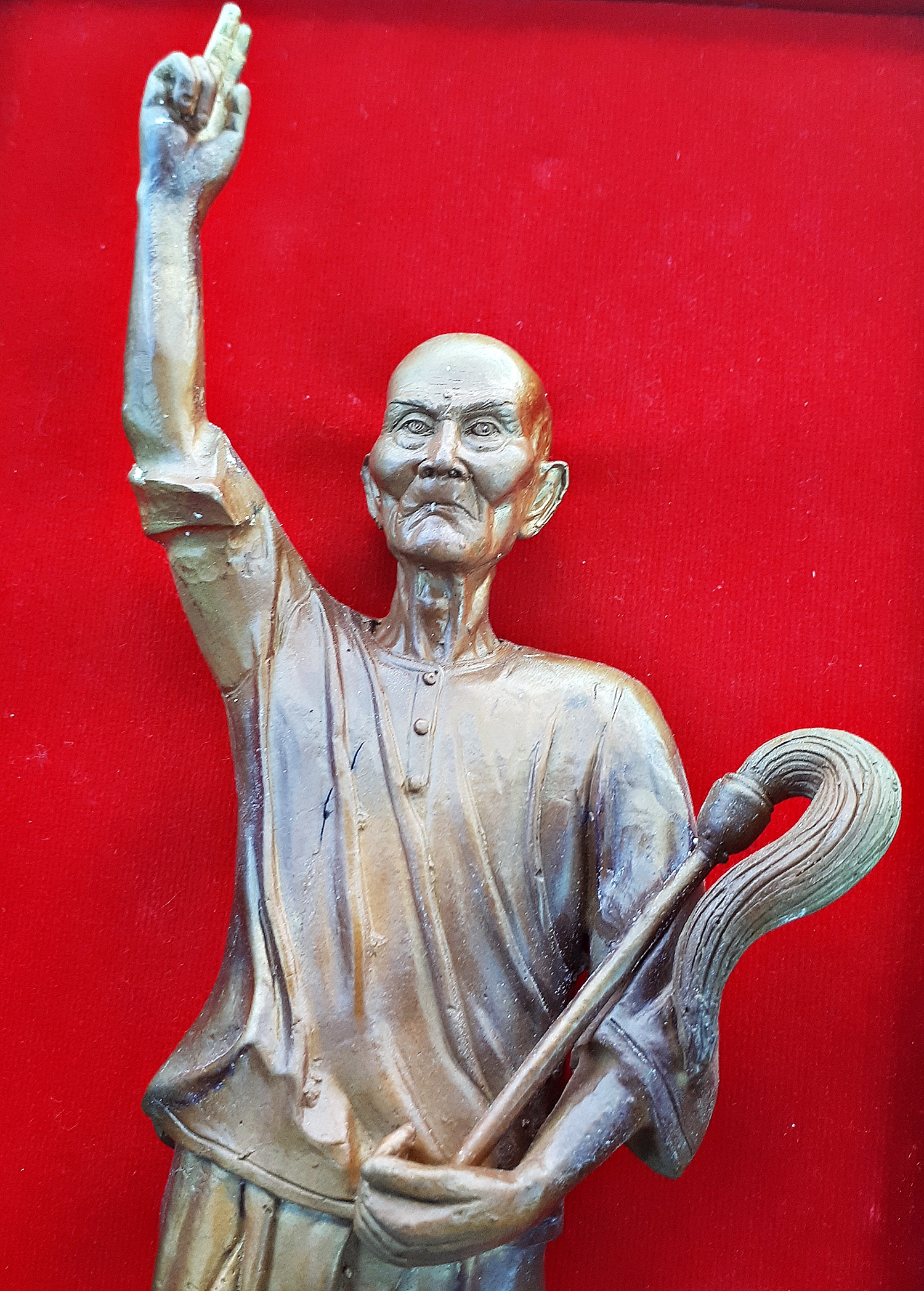 รูปหล่อ เซียนแปะ วัดศาลเจ้า ถือ กระบี่และแส้ ล้างอาถรรพ์ (ขนาด 8.9นิ้ว) (สร้างตามจำนวนที่สั่งจอง) เนื้อโลหะชนวน ฐานบรรจุผงมวลสารฟ้าประทานพร ปี2561 #รับประกันแท้ - หลวงพี่เก่ง วัดท่าเสา ปลุกเสก