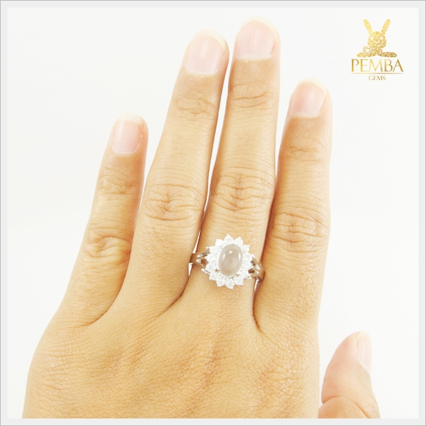 แหวนมูนสโตนแท้ สีขาวนวล ล้อมเพทายขาว เพิ่มเสน่ห์เป็นที่รักใคร่