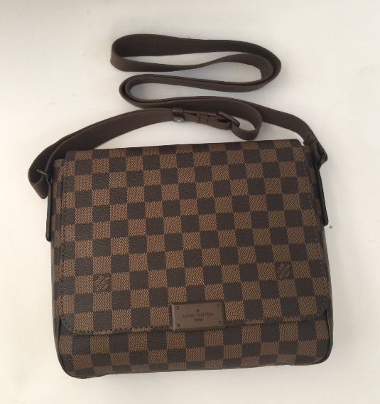 กระเป๋า lv district messenger bag สีน้ำตาล 10 นิ้ว