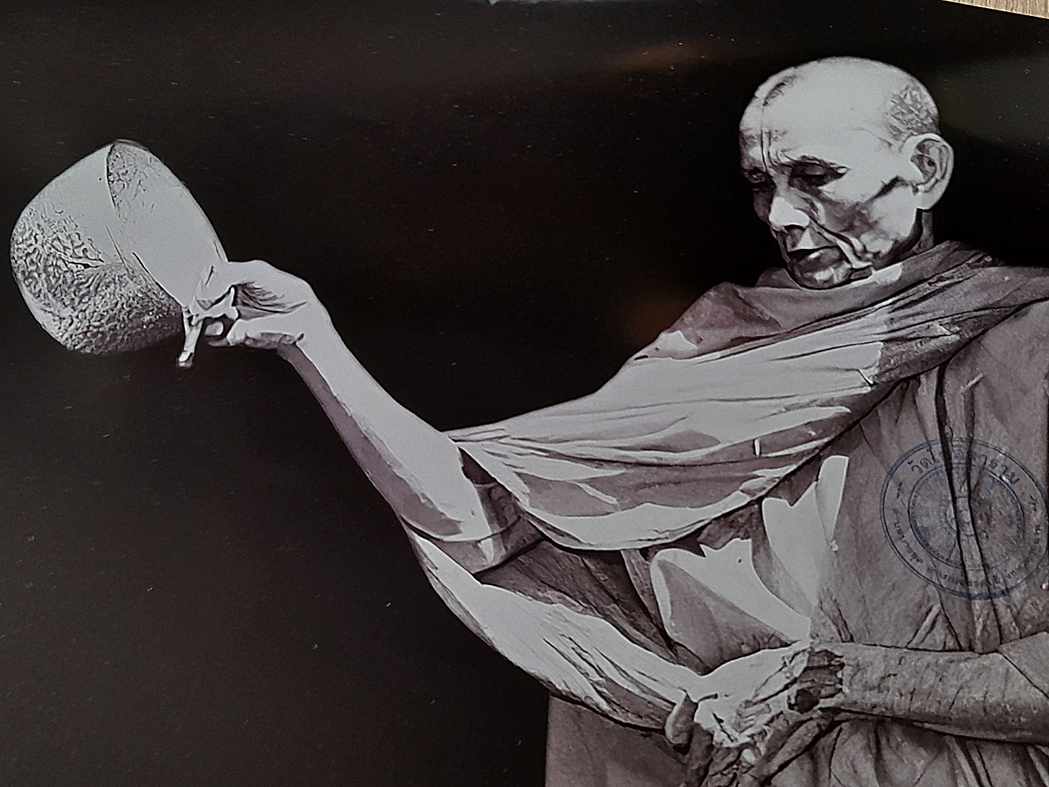 รูปภาพ รดน้ำมนต์(แผ่นใหญ่) หลวงพ่อกวย วัดโฆสิตาราม(วัดบ้านแค) จ.ชัยนาท ปี2563 - (ขนาด15x21นิ้ว จีวรส้ม ด้านหน้ายันต์ครู ด้านหลังยันต์ยันต์ไตรสรณะคม) ปี2564 #สร้างและปลุกเสกจากวัดโฆสิตาราม #รับประกันแท้