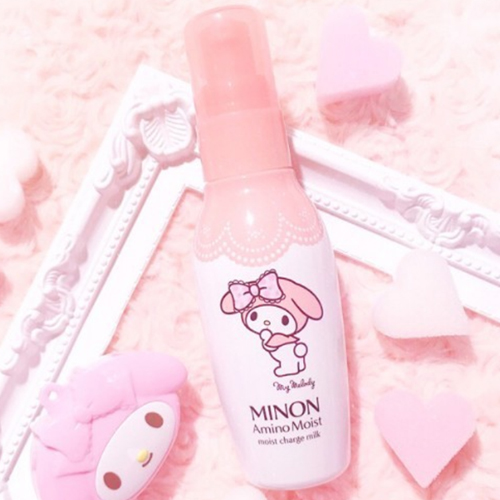 (Limited Edition My Melody ขวดลายที่ 2) Minon Amino Moist Charge Milk 100g มิลค์โลชั่นบำรุงผิวหน้า อ่อนโยนแม้ผิวบอบบางแพ้ง่าย มอบความนุ่มชุ่มชื้นให้ผิว ด้วยอะมิโน 9 ชนิด และส่วนผสมที่อ่อนโยนต่อผิวบอบบาง เก็บกักความชุ่มชื้นให้ผิว ป้องกันไม่ให้ผิวแห้งและเกิ