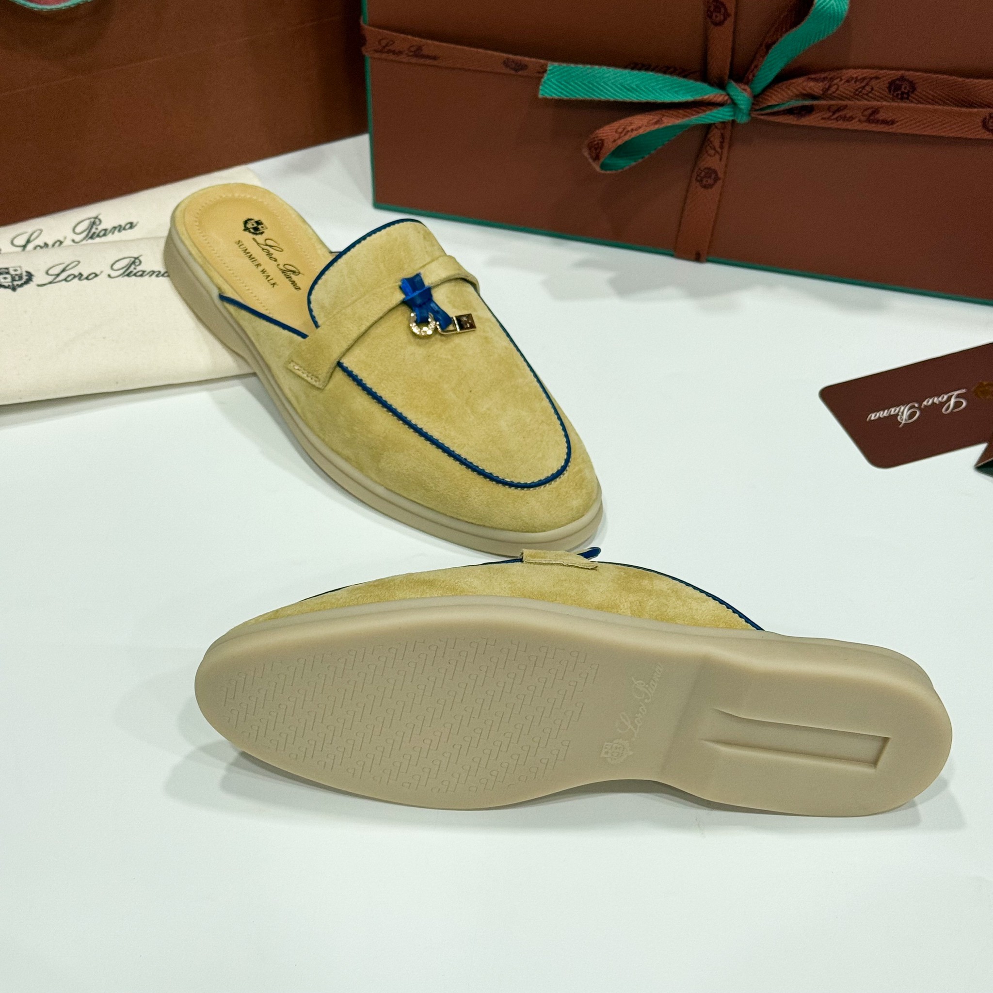 รองเท้า Loro Charms Walk Babouche Loafers หนังกลับ สีน้ำตาล