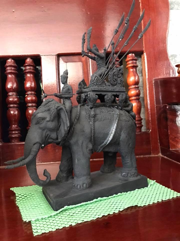 รูปหล่อ พระเจ้าพรหมมหาราช ทรงประทับขี่ช้างศึก ช้างพลายประกายแก้ว ออกศึก เนื้อโลหะรมดำ ปี2555 #รับประกันแท้ (องค์ใหญ่ ขนาด สูง14นิ้ว ฐาน7นิ้ว)