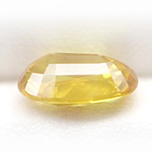 Natural Yellow Sapphire พลอยบุษราคัมบางกะจะ รูปไข่ หนัก 2.08 กะรัต สีมะนาวทอง จัดว่าสีสวย ความสะอาดมองตาเปล่าไม่มีตำหนิ ส่องด้วยกล้องขยายสะอาด 99%