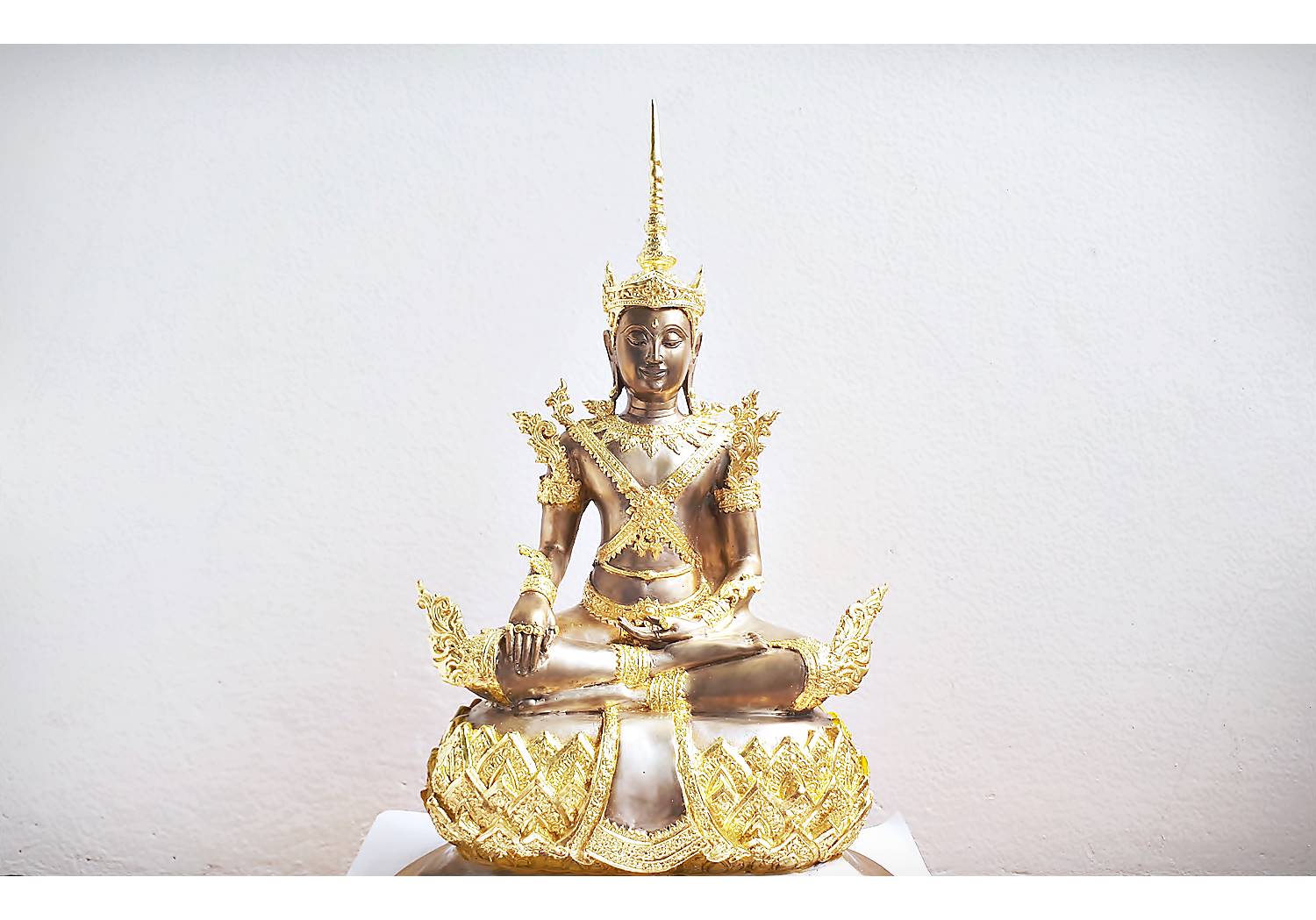 รูปหล่อ พระพุทธรูป พระจักรพรรดิ์ ปางทรงเครื่องพระจักพรรดิ์ (เนื้อทองเหลือง ขัดเงาเงิน 2กษัตริย์ ทรงเครื่องปิดทอง หน้าตัก 8-9นิ้ว)