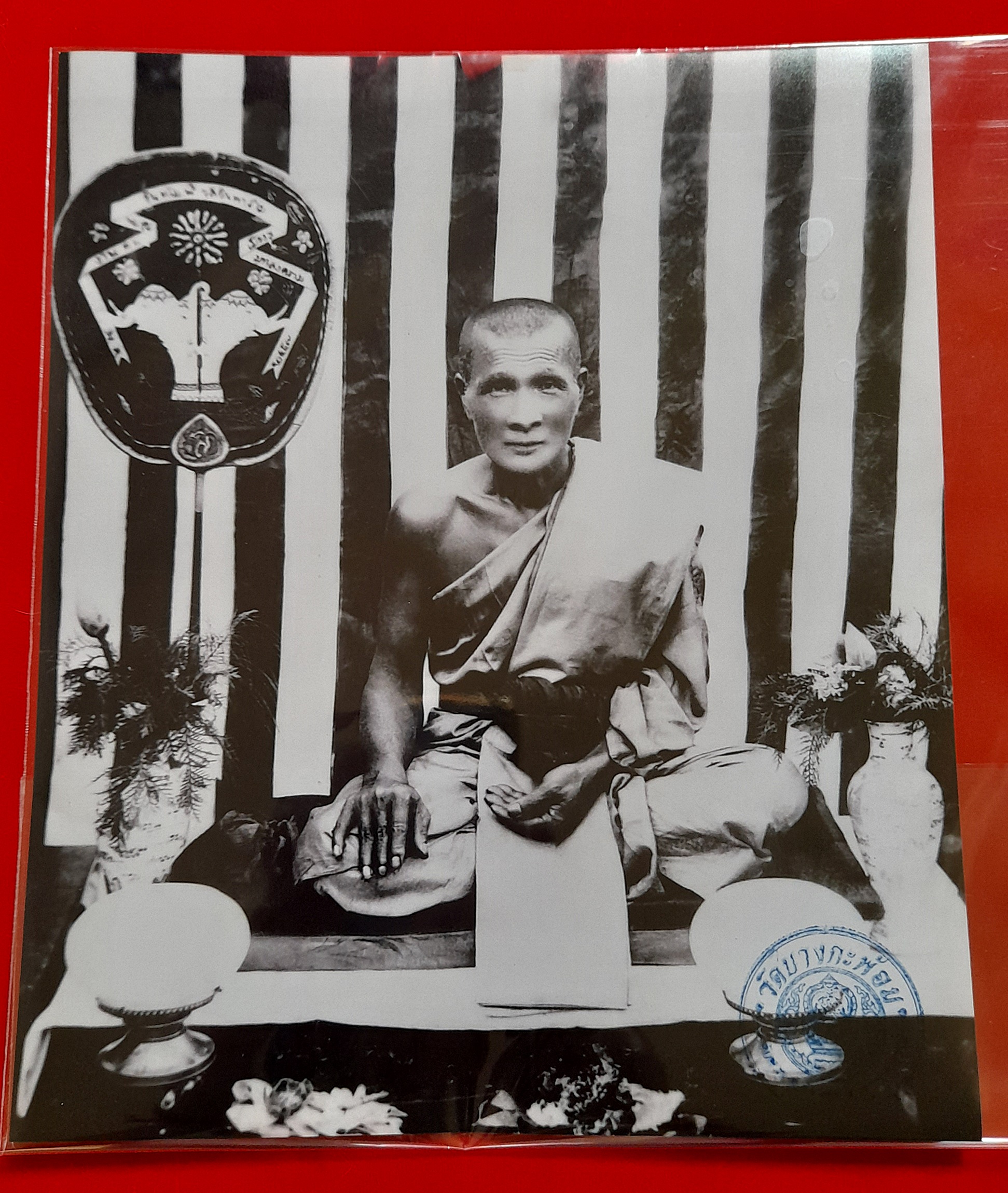 รูปภาพ หลวงพ่อคง วัดบางกะพ้อม (หน้าหนุ่ม เต็มตัว พัศยศ) (แผ่นใหญ่ 10x12นิ้ว) ปี2551 #รับประกันแท้