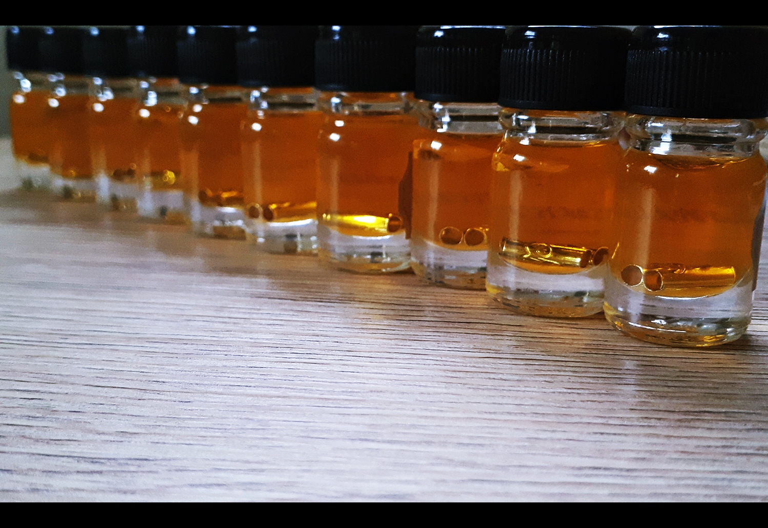 น้ำมันจันทร์มหาเสน่ห์ (แช่บรรจุ ตะกรุดสาริคู่ เนื้อเงินแท้ 2ดอก ) - หลวงพ่อเล็ก วัดท่าขนุน (ปลุกเสก วัดบ้านห้วยน้ำขาว ปี2563)