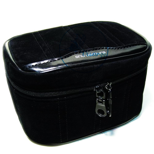Shu Uemura ชุดกระเป๋าใส่เครื่องสำอาง พร้อมสินค้าตัวดังอีก 3 ชิ้น ในราคาสุดประหยัด