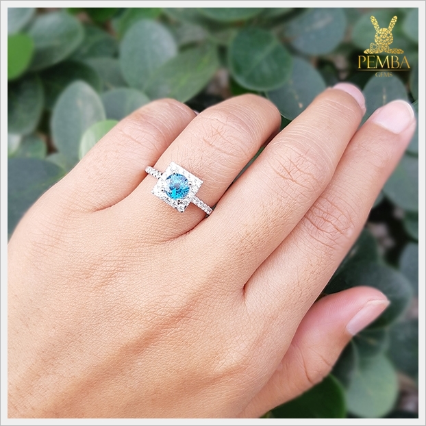 แหวนเพทาย สีฟ้าสดใส ทรงกลม ตัวเรือนเงินแท้ สวยเก๋ มีสไตล์ แหวนพลอยแท้