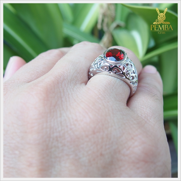 แหวนโกเมนแท้ เงินแท้ ชุบทองคำขาว ฉลุลายอย่างสวยงาม ใส่เสริมอำนาจบารมี