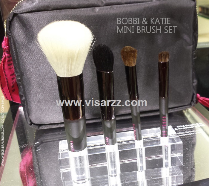 (เคาท์เตอร์ไทยลดพิเศษ 30%) Bobbi Brown Bobbi & Katie Mini Brush Set ชุดแปรงแต่งหน้า 4 ชิ้นที่มาใรกระเป๋าซิปขนาดจุ 2 ช่องใหญ่ ขนนิ่มคุณภาพดี