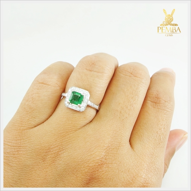 แหวนมรกตโคลัมเบีย ล้อมเพชรแท้ สุดเลอค่า (สามารถสั่งทำได้ค่ะ)