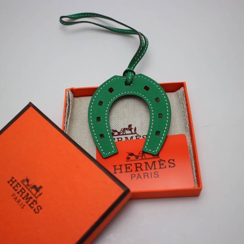 ที่คล้อง ที่ห้อย กระเป๋า hm epsom leather รูปเกือกม้า มีหลายสี สต๊อกเปลี่ยนตลอดสอบถามได้ค่ะ