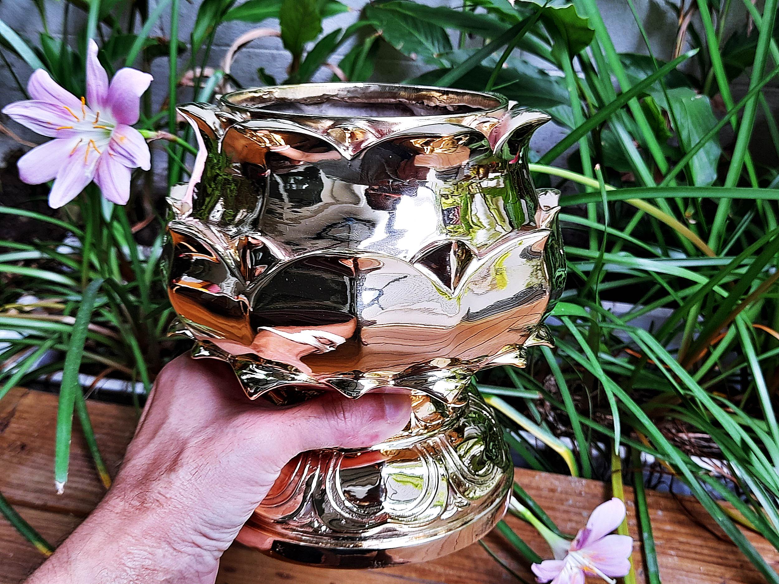 โถ้บาตร ทำน้ำมนต์ ทรงดอกบัวตูมใหญ่ เนื้อทองเหลือง ขัดเงา (ด้านในเคลือบด้วยเนื้อเทียน)