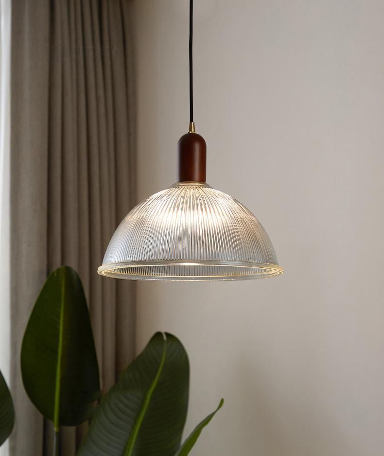 โคมไฟแขวนเพดานโป๊ะแก้วใสลายลอนเส้นตรงหัวไม้สีน้ำตาลเข้ม [C1067]