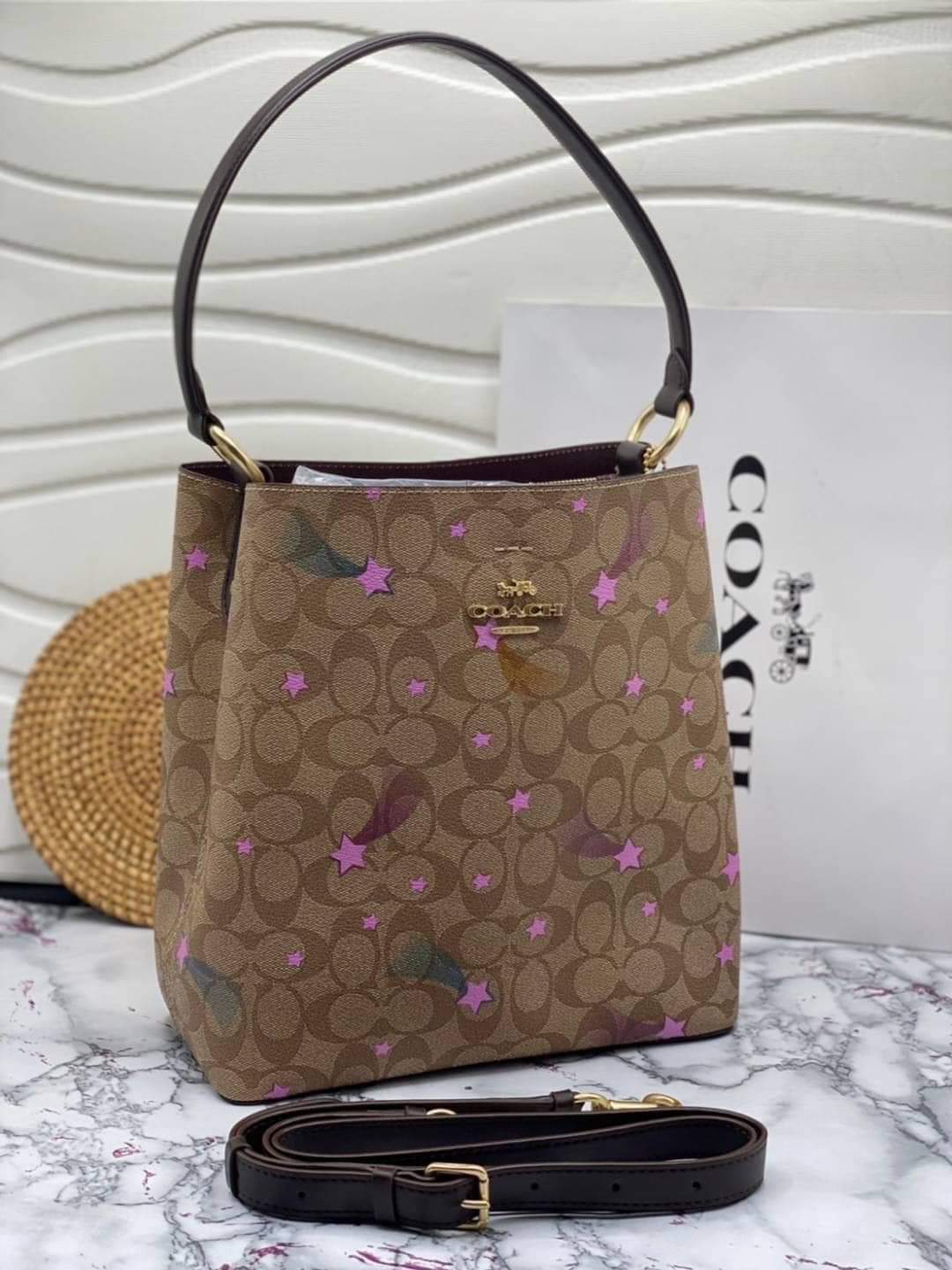 Coach TOWN BUCKET BAG (แอดไลน์ก่อนสั่งซื้อ)