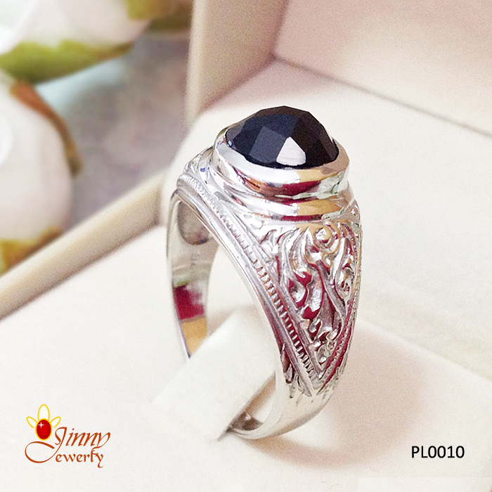 แหวนเงินแท้ ประดับพลอยสีนิลสังเคราะห์ ด้านข้างสลักลายไทย