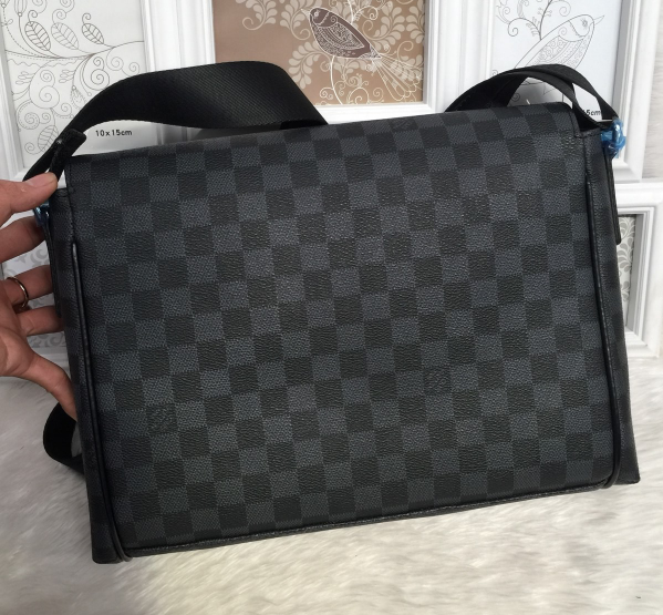 กระเป๋า lv men damier messenger bag สีดำ