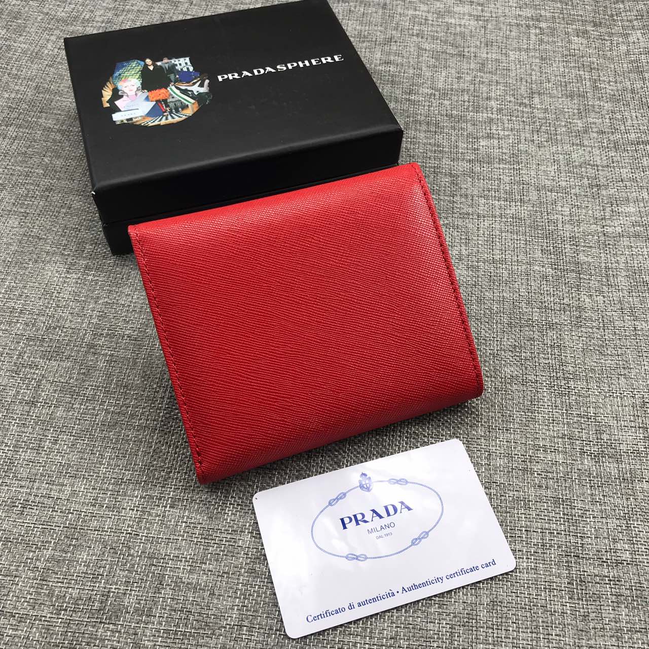 กระเป๋าสตางค์ pd saffiano wallet 3 พับ ใบสั้น โลโก้ทอง