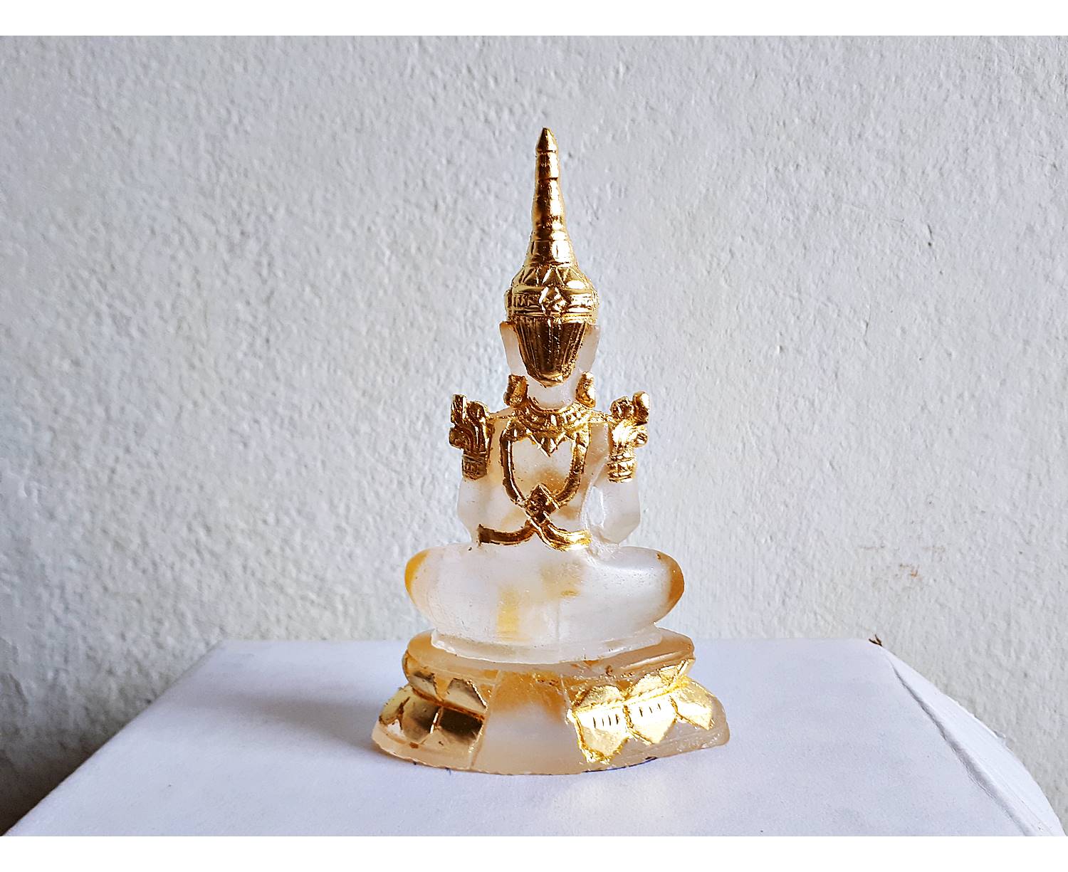 พระแก้วใส ทรงเครื่องพระจักรพรรดิ์ แกะสลักจากแก้วโป่งข่ามแท้ ปิดทอง (Pre-Order งานแกะสลักและปิดทอง งานฝีมือ) (ขายปลีก ขายส่ง) (สูง4.5นิ้ว หน้าตัก2นิ้ว)