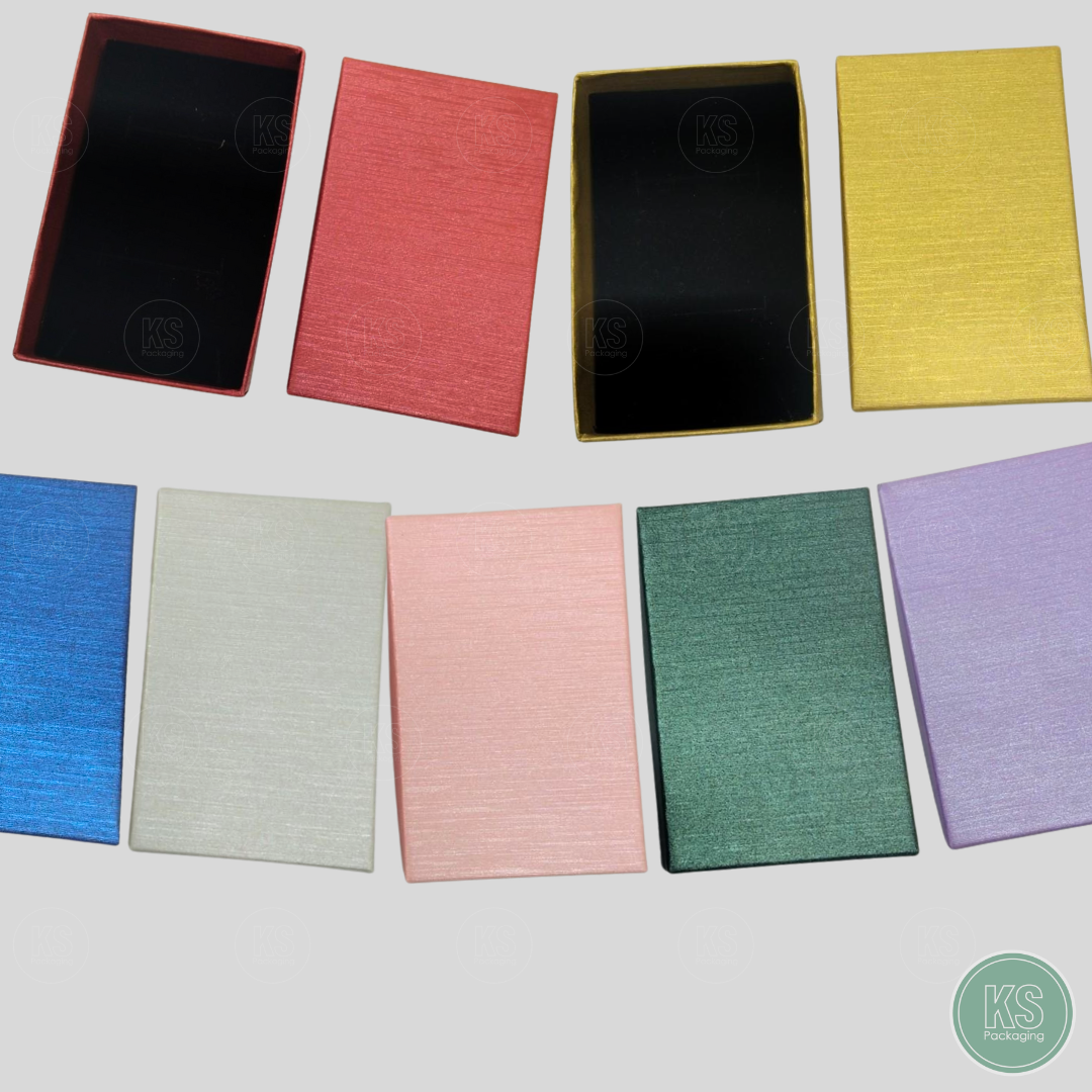 กล่องของขวัญ ใส่แหวน ต่างหู สร้อย ลายผ้าไหม ขนาด5x8.5x2.8cm สินค้าพร้อมส่ง มีให้เลือกหลากสี ส่งทันที