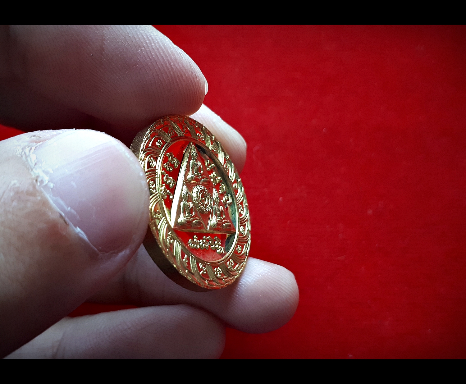 เหรียญไตรรัตนจักร เนื้อชุบทอง หลวงปู่ชื้น วัดญาณเสน