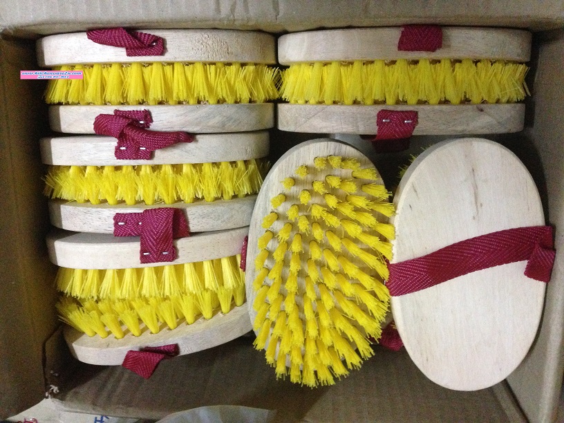 P05542 แปรงกลมกลางขนไนล่อน แป้นไม้ No.C05 (ราคาส่งต่อกล่อง : 12 อัน )