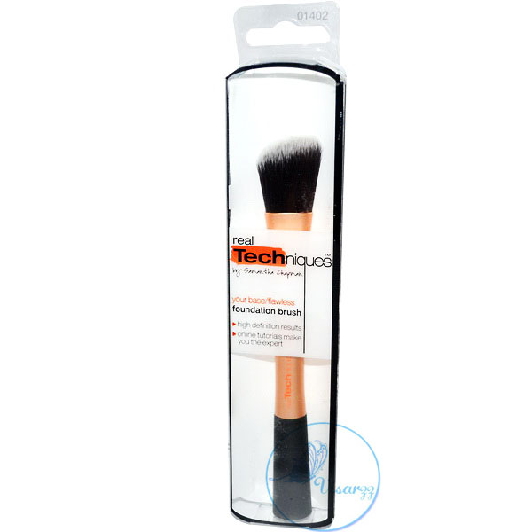 Real Techniques by Samantha Chapman Your Base/Flawless Foundation Brush แปรงสำหรับลงรองพื้น เพื่อให้เกลี่ยได้ละเอียดยิ่งขึ้น