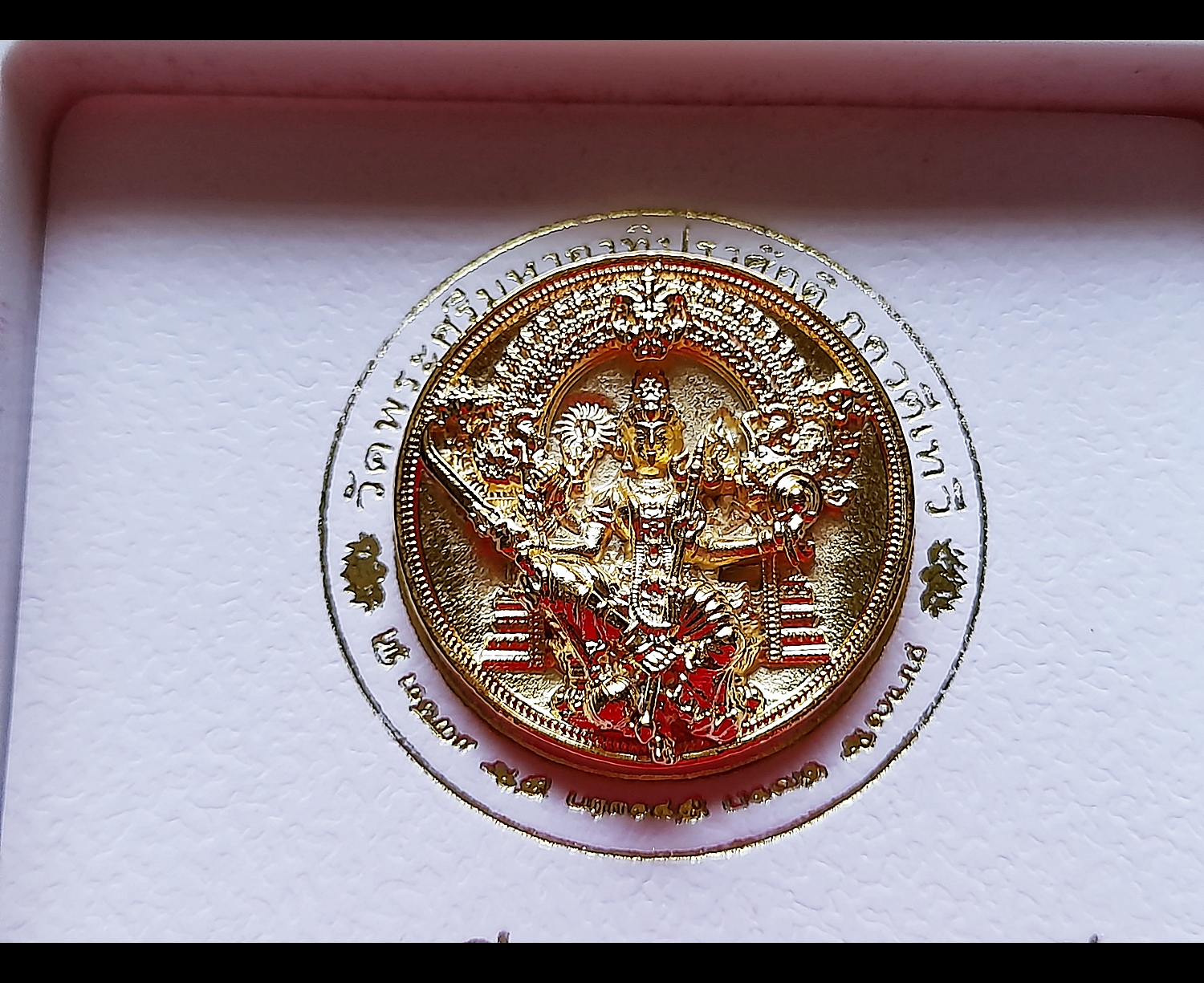 เหรียญพระแม่อุมาเทวี เนื้อชุบทอง(ขนาด2.5ซม) วัดแขก ปี2562 (เข้าพิธีปลุกเสกแล้วสายแขก) #รับประกันแท้