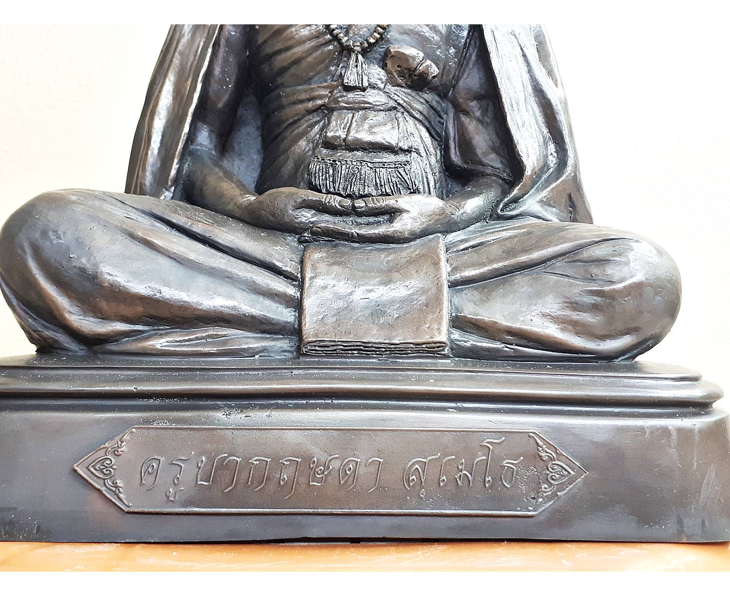 รูปหล่อ พระครูบากฤษดา วัดสันพระเจ้าแดง ปี2561 (หน้าตัก 9นิ้ว) เนื้อทองเหลืองรมดำ (เลขโค็ดมงลคล ๑๙)