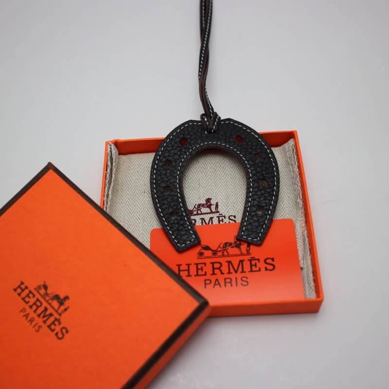 ที่คล้อง ที่ห้อย กระเป๋า hm togo leather รูปเกือกม้า มีหลายสี สต๊อกเปลี่ยนตลอดสอบถามได้ค่ะ