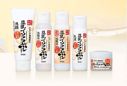 Sana Nameraka Honpo Emulsion 150mL อิมัลชั่นบำรุงผิว อุดมด้วยสารสกัดจากถั่วเหลือง "Isoflavone" คล้ายฮอร์โมนเอสโตรเจนในเพศหญิง จึงช่วยเพิ่มประสิทธิภาพ การทำงานของชั้นผิวหนัง ให้เซลล์ผิวเก่าที่เสื่อมสภาพหลุดออกอย่างง่ายดาย เพื่อผิวที่ยืดหยุ่น และเ