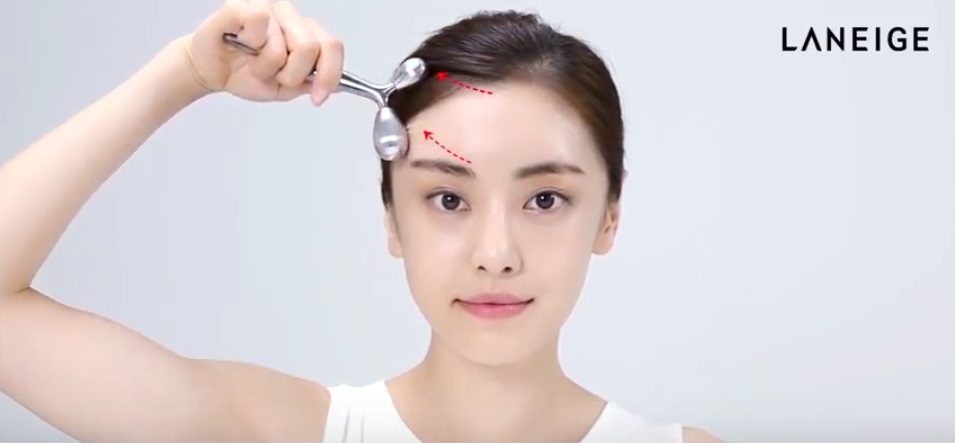 (ลดพิเศษ40%) Laneige Face-Fit Roller โรลเลอร์ยกกระชับผิวแบบอสมมาตรที่ผลิตจากทองคำขาว ให้คุณสัมผัสผิวยกกระชับเต่งตึง แลดูอ่อนเยาว์ จนสัมผัสผลลัพธ์ได้ในชั่วข้ามคืน