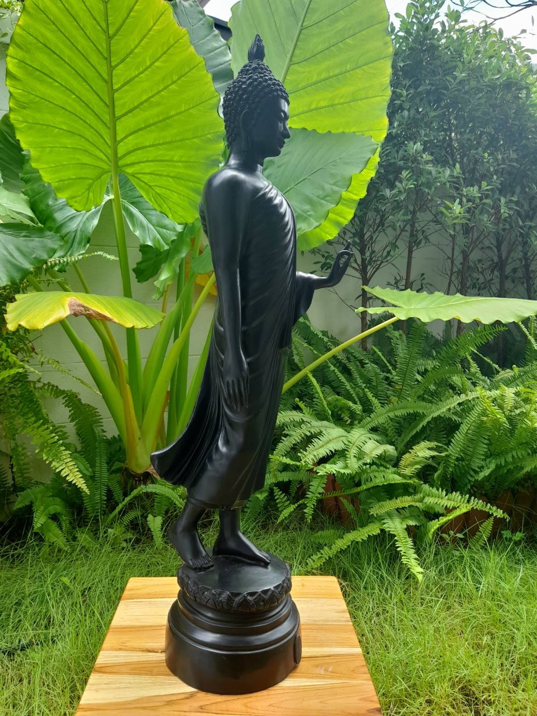 รูปหล่อ พระพุทธลีลาประทานพร (พระพุทธเจ้า ปาง #ลีลา #ประทานพร) (พระพุทธ25พุทธศตวรรษ) เนื้อทองเหลือง (พระบูชาขนาดตั้งบูชา ขนาดใหญ่ สูง27นิ้ว ฐาน7นิ้ว) ปี2525 - (หน้าฐานประดับตรา เหรียญ ภปร. ระบุปี2525 ตอกเลขโค็ดความสูงของพระ เลขประจำองค์พระ ที่หลังฐาน)