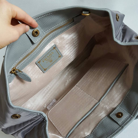 พร้อมส่ง กระเป่า pd nylon tote bag สีเทา ไซส์ใหญ่และเล็ก