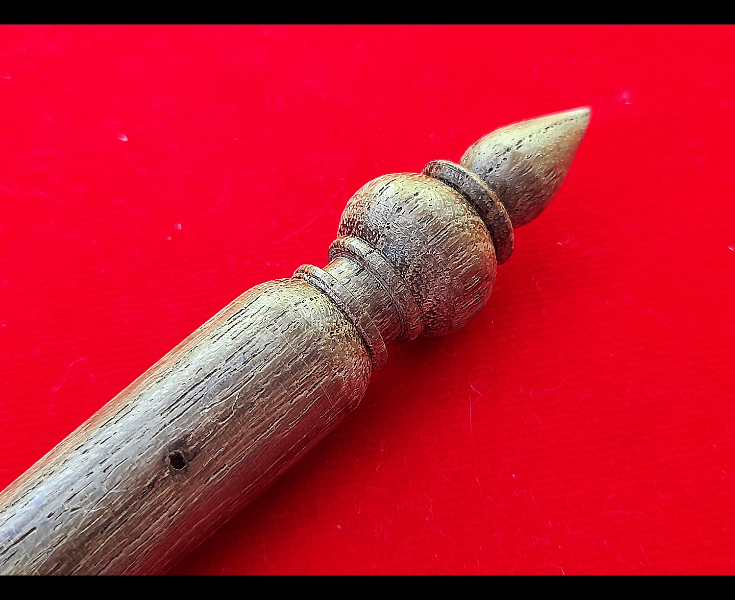 ไม้ครู (ขนาดพกพา 5.9นิ้ว) (จารยันต์ บรรจุ ฝั่งตะกรุด อุดมวลสาร ) (ไม้ครู คือ ทุกสิ่งที่ครูบาอาจารย์ทำไว้ให้ที่ครูมอบให้)) ปี2563 - ปลุกเสกอฐิษฐานจิต บรรจุมวลสาร จารย์ยันต์และตะกรุดด้วยมือ หลวงพ่อบ๊ะ วัดโพธิ์ลังกา