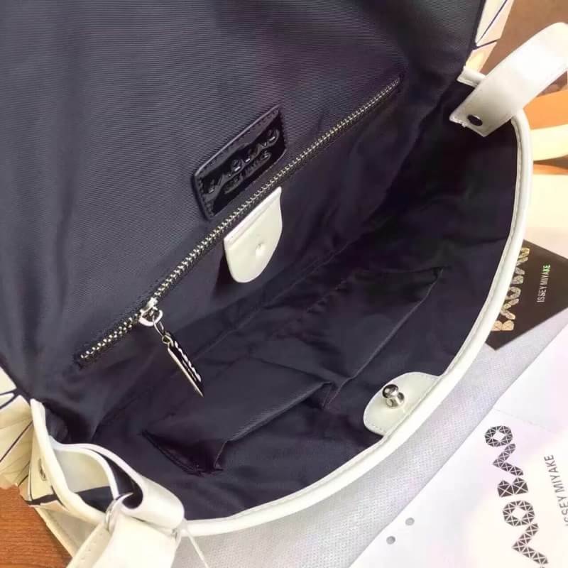 กระเป๋าสะพายข้าง issey สีขาว ถอดสายถือเป็นคลัชได้