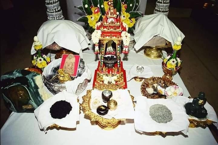 พระสมเด็จ นางพญา (พิมพ์สมเด็จจิตรลดา) หลังฝัง ฝังทั้งข้าวทิพย์-ว่านไพลดำ (ได้มวลสารพระราชทาน จาก ร.9) ปี2548-2549 #รับประกันแท้และทัน - (กรอบไมครอนชุบทอง เลี่ยมกันน้ำ)