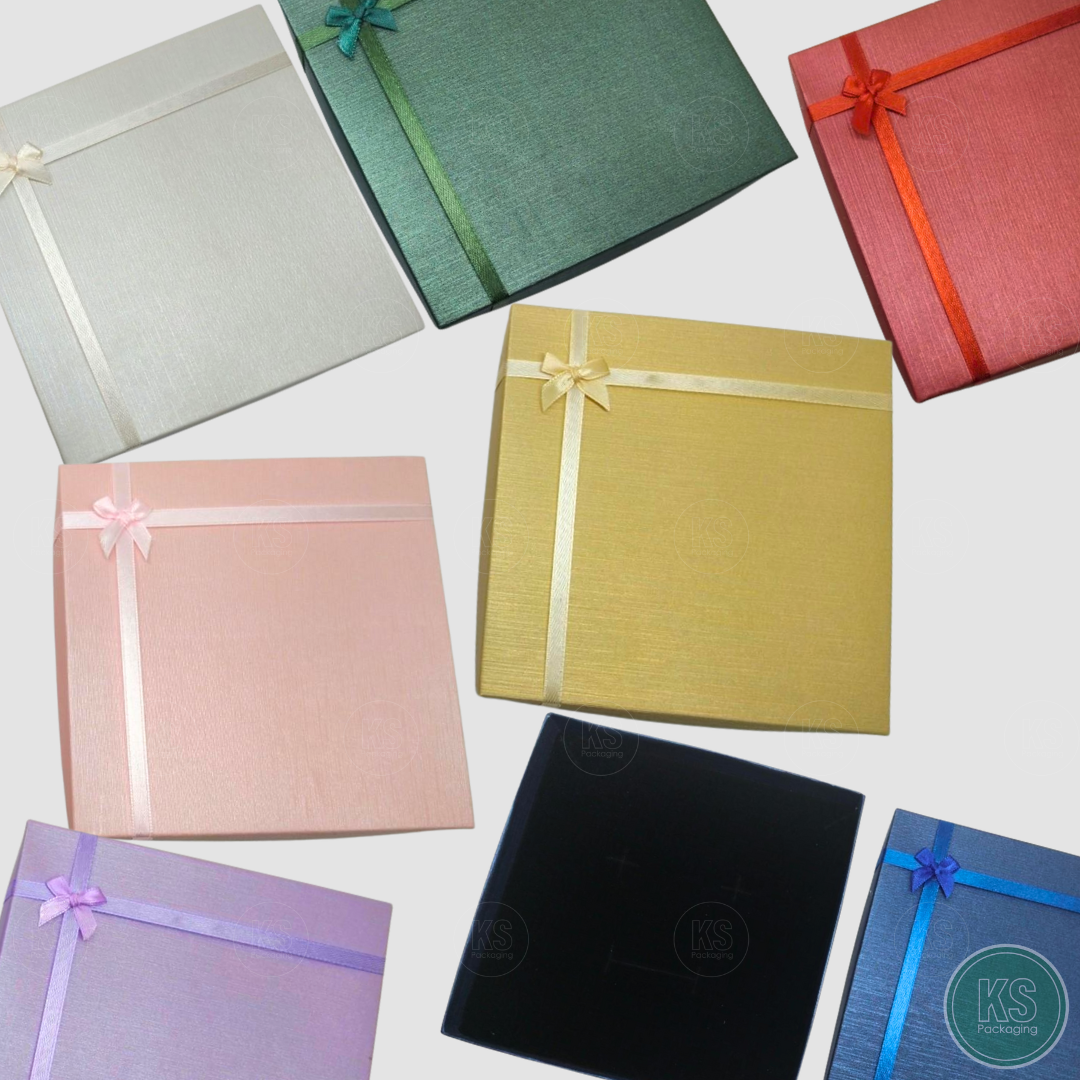 กล่องใส่แหวน ต่างหู สร้อย ลายผ้าไหม มีโบว์ มีให้เลือกหลากสี ขนาด14.5x14.5x3 cm สินค้าพร้อมส่ง ส่งทันที