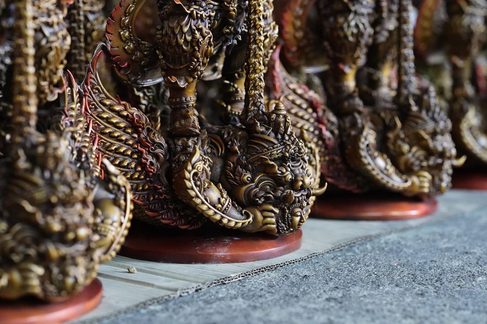 รูปหล่อ ท้าวเวสสุวรรณ ยืนถือกระบอง ทรงบน หลัง ราหู เนื้อทองเหลือง เต็มสูตร งานเน้นรายระเอียดปราณีต (ขนาดสูง16นิ้ว) - (ราหู มี ปีกเป็นครุฑ มี ลำตัวเป็นพญานาค) - (ปลุกเสกฤกษ์ เสาร์5 ปี2563)