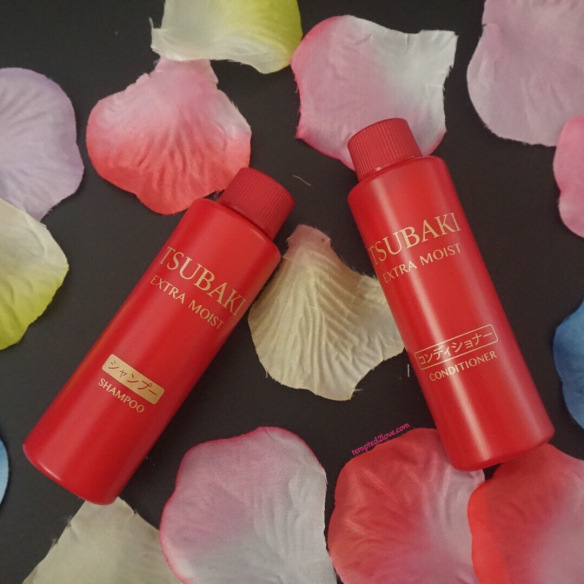 (Travel Size 2 items) Shiseido Tsubaki Extra Moist Shampoo 40mL + Conditioner 40mL เซทแชมพูพร้อมคอนดิชั่นเนอร์สูตรเพิ่มความชุ่มชื้นให้กับเส้นผมขนาดพกพา