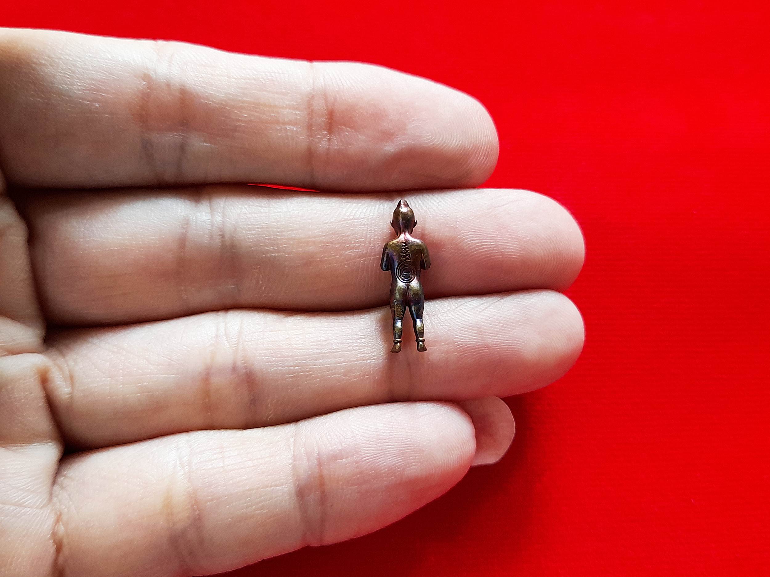 กุมาร หนูนุ้ย (ขนาดพกพา มีกำไลที่ข้อมือ) พิธีใหญ่ รุ่นแรก วัดโมคลาน จ.นครศรีธรรมราช ปี2565 เนื้อโลหะบรอนซ์ สีไทเทเนียม รุ้ง งานระดับจิ้วเวอร์รี่ #รับประกันแท้ - (แถมของพิเศษเสกในพิธี ลูกปัดมหาเสน่ห์+ดอกบานไม่รู้โรย)