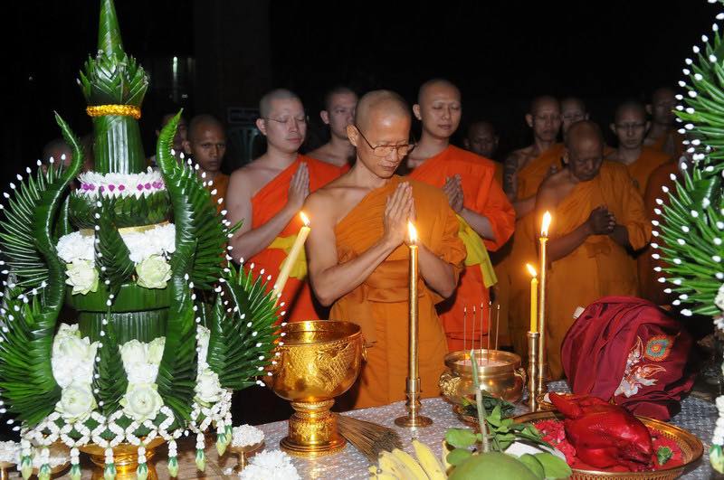 ลูกอมพิชัยมงคล (ปั้นจากเทียนชัยบวงสรวงเเละเทียนทำน้ำมนต์ทุกพิธีสำคัญ) ลูกใหญ่ ติดเเผ่นเงินจาร (เทียนชัย ชัยชนะ รุ่งเรือง สว่าง ปัญญา) #รับประกันแท้