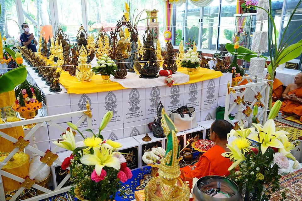 รูปหล่อ ท้าวเวสสุวรรณ ยืนถือกระบอง ทรงบน หลัง ราหู เนื้อทองเหลือง เต็มสูตร งานเน้นรายระเอียดปราณีต (ขนาดสูง16นิ้ว) - (ราหู มี ปีกเป็นครุฑ มี ลำตัวเป็นพญานาค) - (ปลุกเสกฤกษ์ เสาร์5 ปี2563)