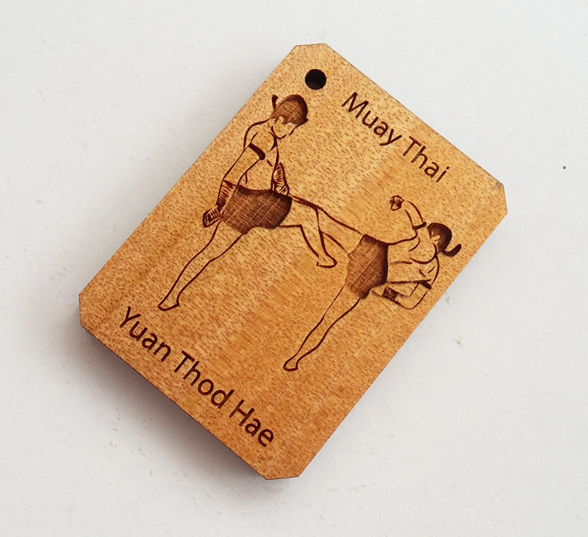 พวงกุญแจไม้แกะสลัก แม่ไม้มวยไทย-ญวนทอดแห