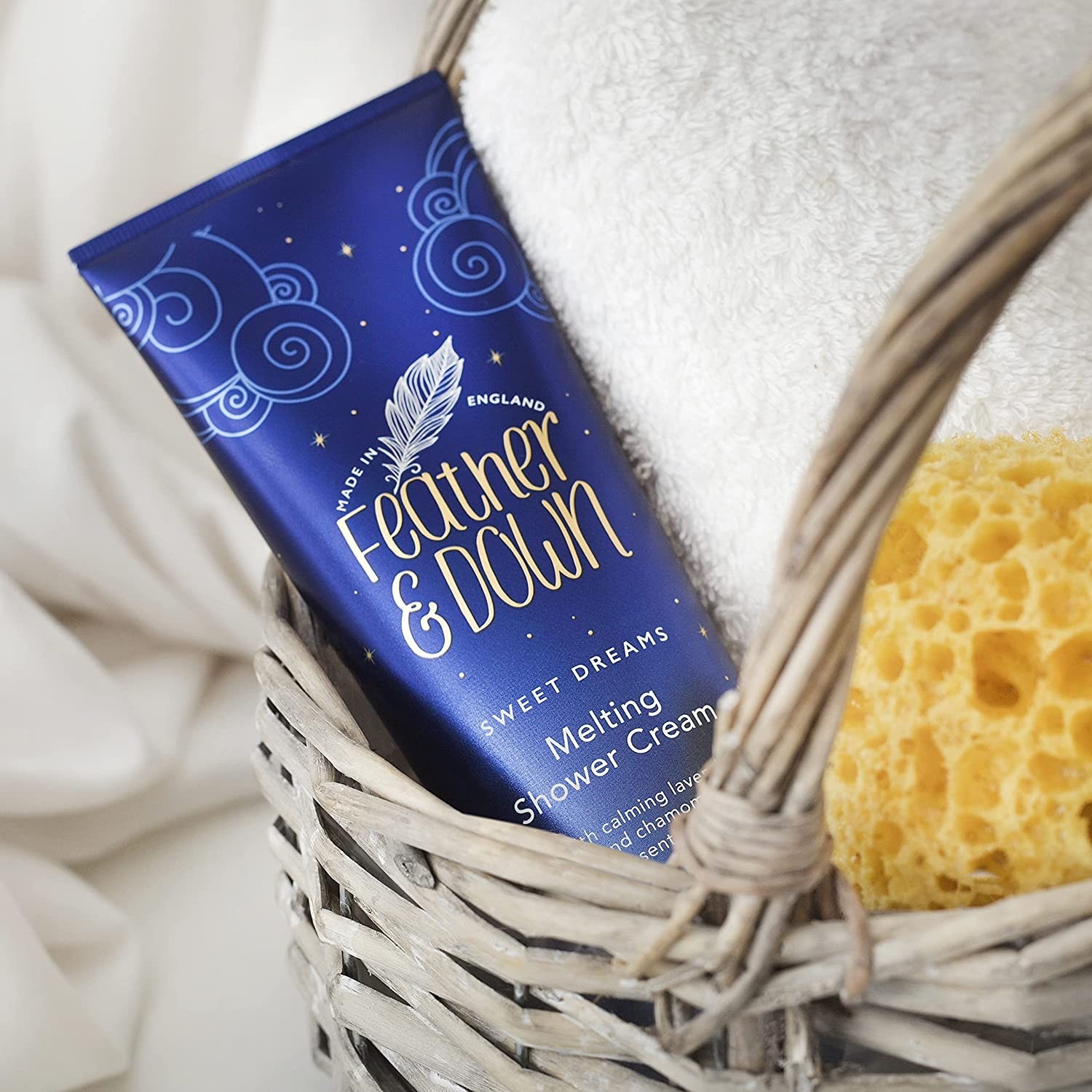 ครีมอาบน้ำเสริมการนอนหลับ Feather & Down Sweet Dreams Melting Shower Cream