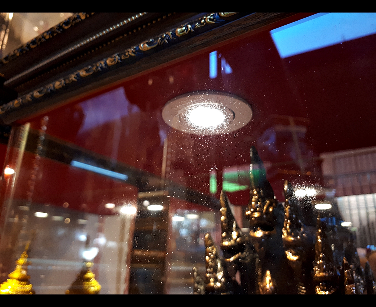 ตู้กระจก แบบมีไฟ ครอบแก้ว ใส่พระพุทธรูป วัตถุมงคล