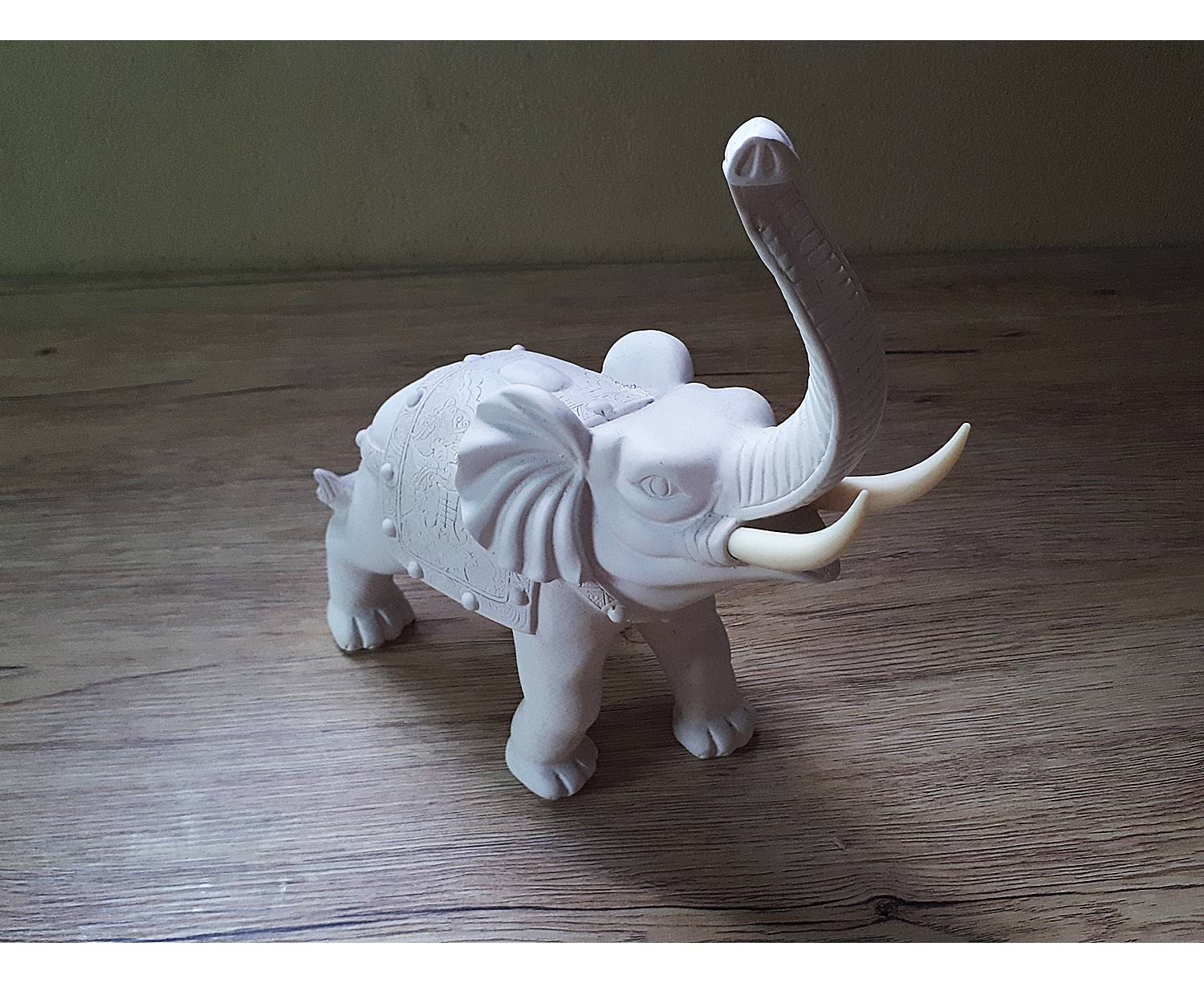 รูปปั้น ช้าง คู่ เนื้อเรซิ่น สีขาว สีงา (งาถอดได้) - (กว้าง8-10นิ้ว สูง6.5-10.5นิ้ว ลึก4นิ้ว) (ขายปลีก ขายส่ง)