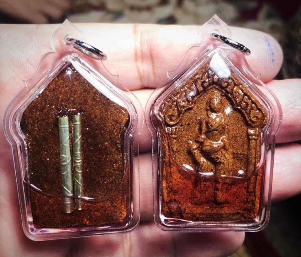 แม่นางตะเคียน(แม่นางมั่น) เนื้อผงมวลสารผสมเนื้อไม้ตะเคียน ฝั่งตะกรุด2ดอก แช่น้ำมันว่านไก่แดง มหาเสน่ห์ #รับประกันแท้